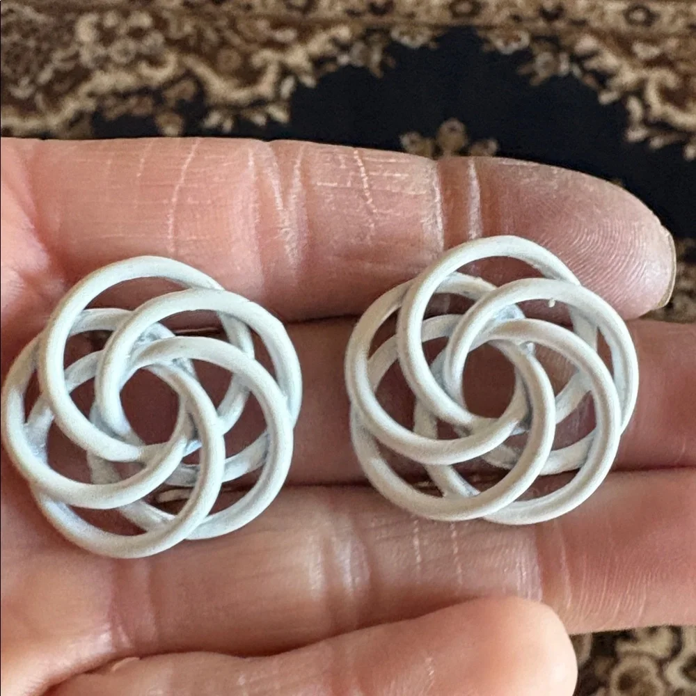 VINTAGE THICK WHITE WIRE MADE LARGE LOVE KNOT POST 1.2